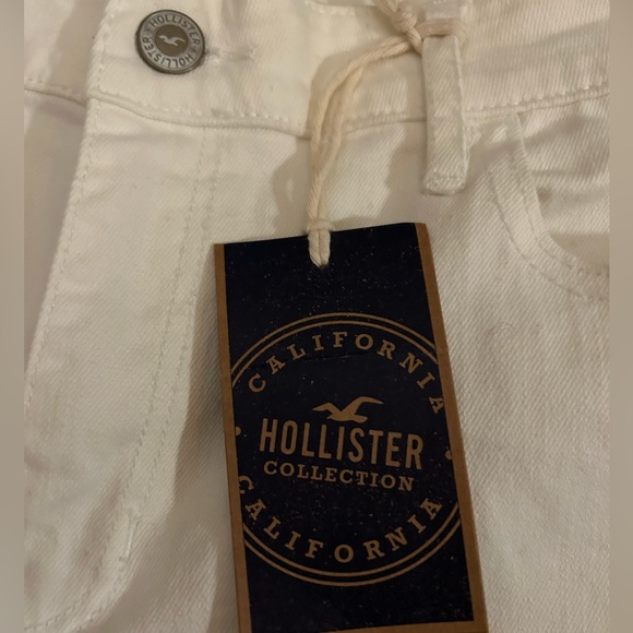 NWT women’s White Hollister Distressed Jeans. - Picture 5 of 9